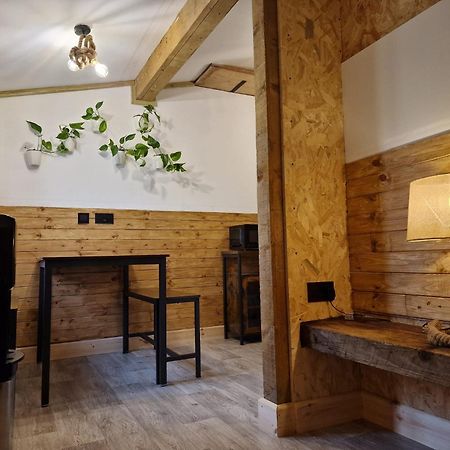 Two-Bedroom Cosy Country Lodge With Private Patio Greenhithe ภายนอก รูปภาพ
