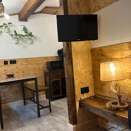 Two-Bedroom Cosy Country Lodge With Private Patio Greenhithe ภายนอก รูปภาพ