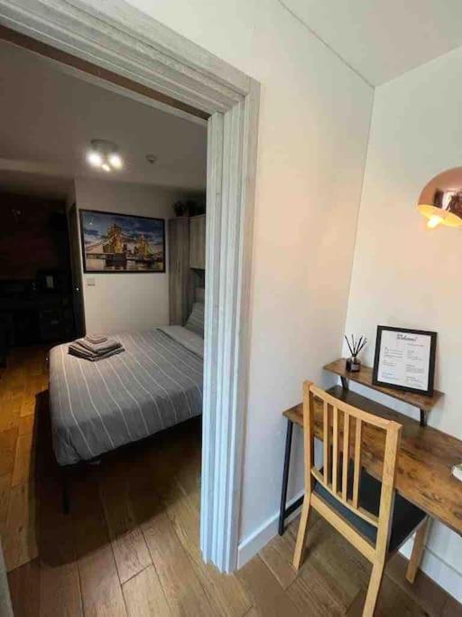 Two-Bedroom Cosy Country Lodge With Private Patio Greenhithe ภายนอก รูปภาพ