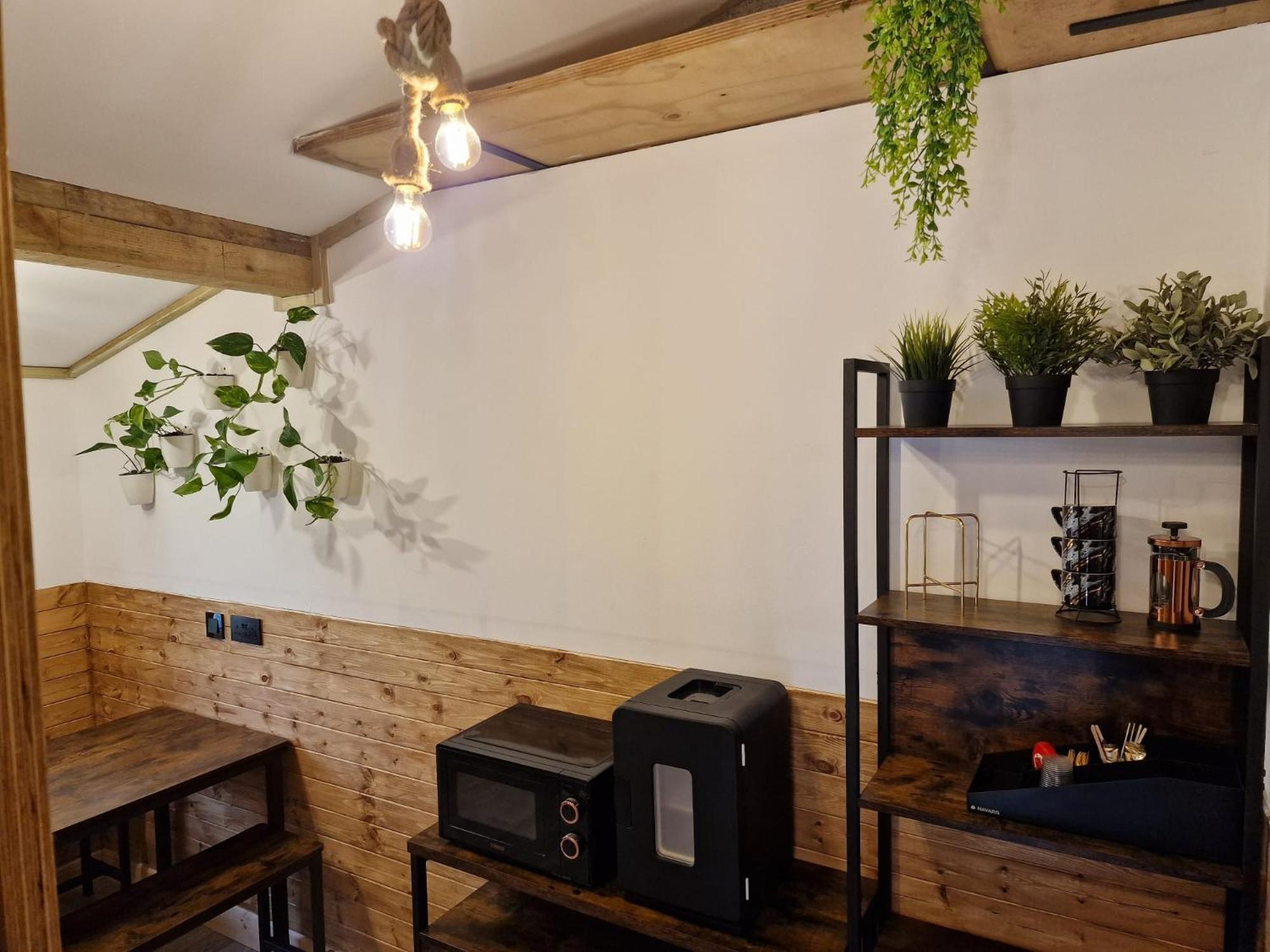 Two-Bedroom Cosy Country Lodge With Private Patio Greenhithe ภายนอก รูปภาพ