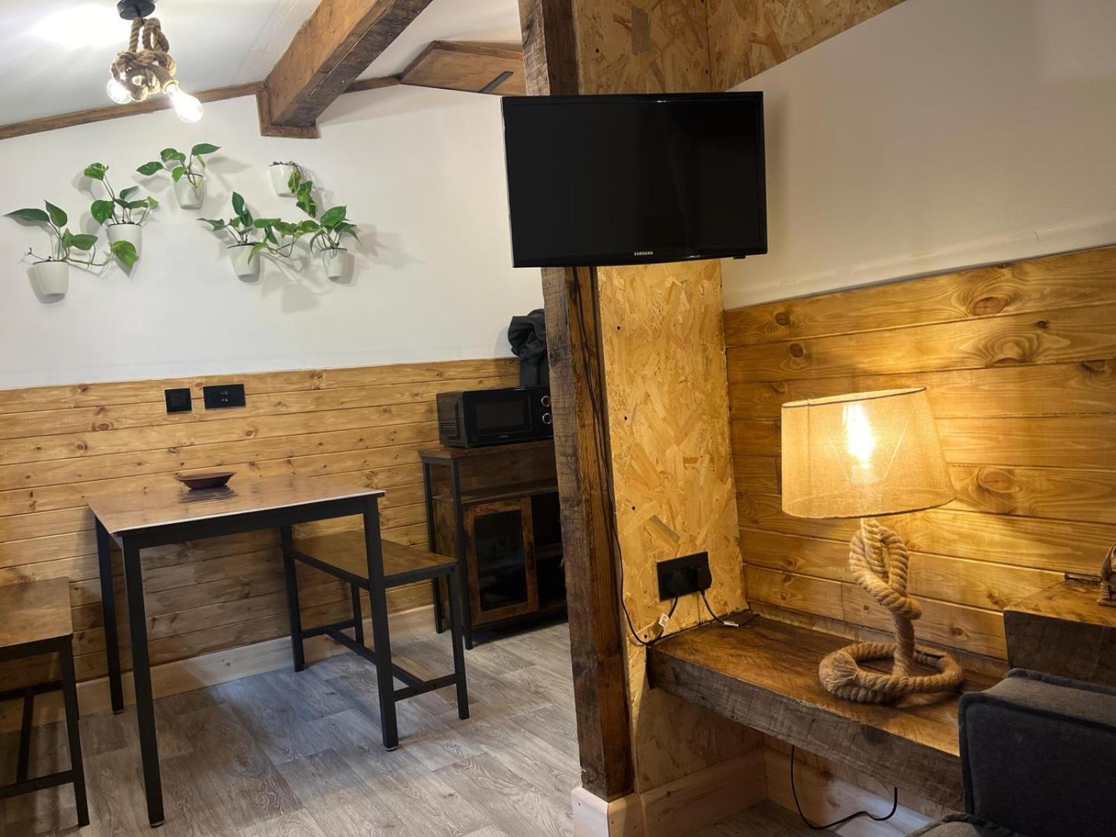 Two-Bedroom Cosy Country Lodge With Private Patio Greenhithe ภายนอก รูปภาพ