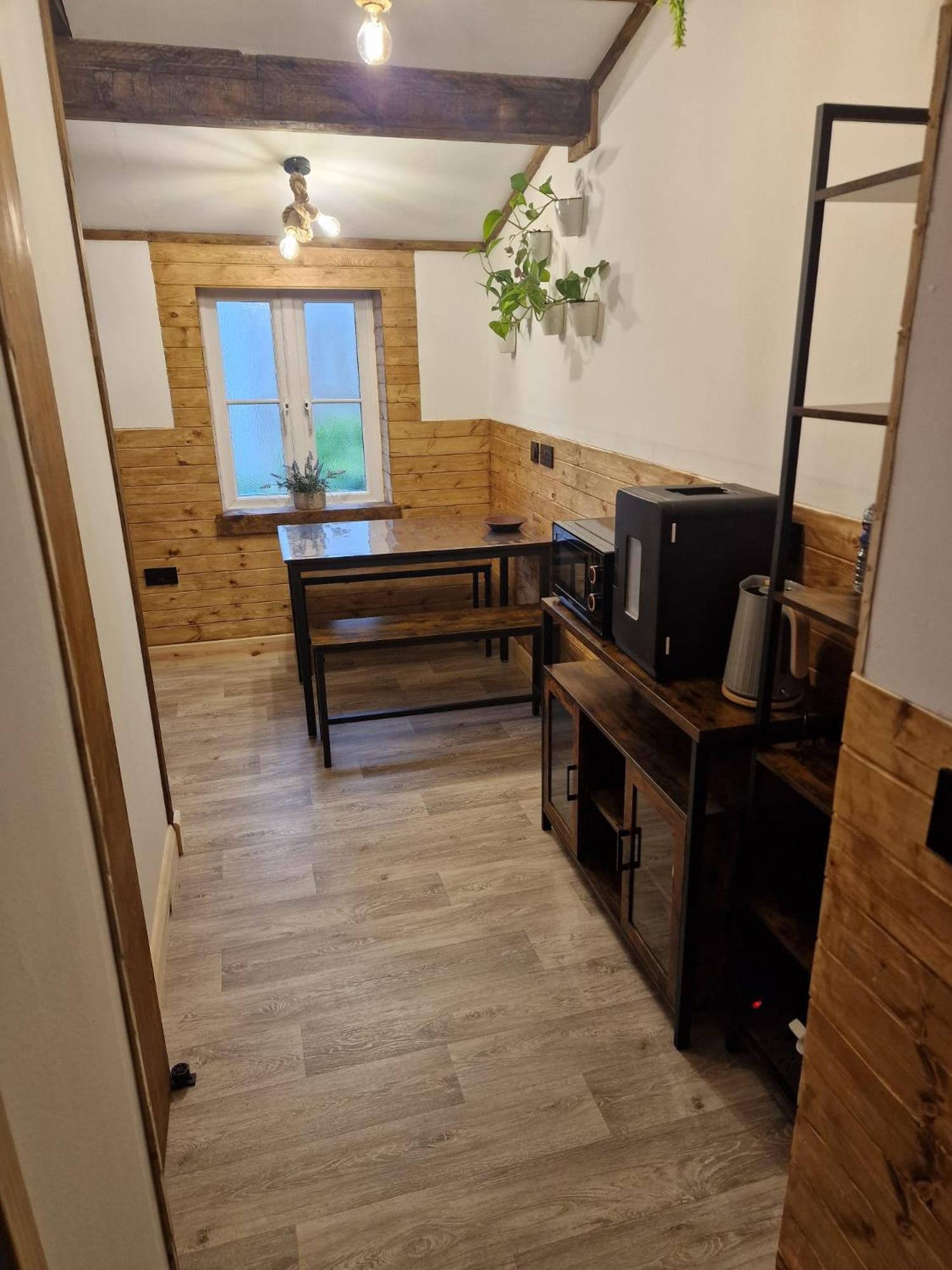 Two-Bedroom Cosy Country Lodge With Private Patio Greenhithe ภายนอก รูปภาพ