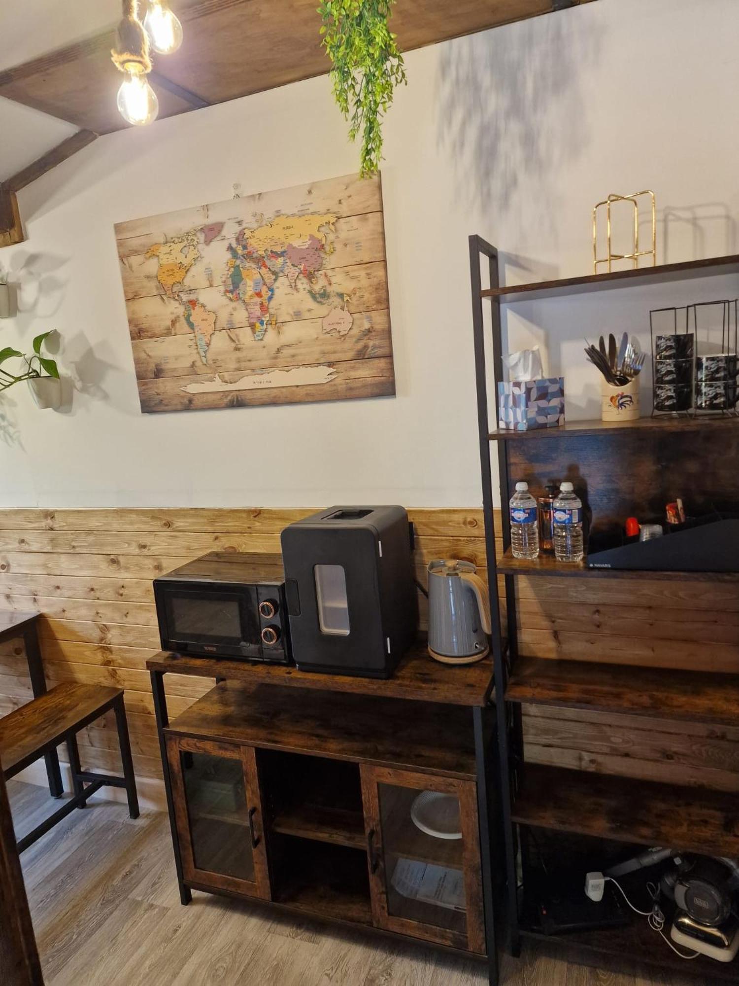 Two-Bedroom Cosy Country Lodge With Private Patio Greenhithe ภายนอก รูปภาพ